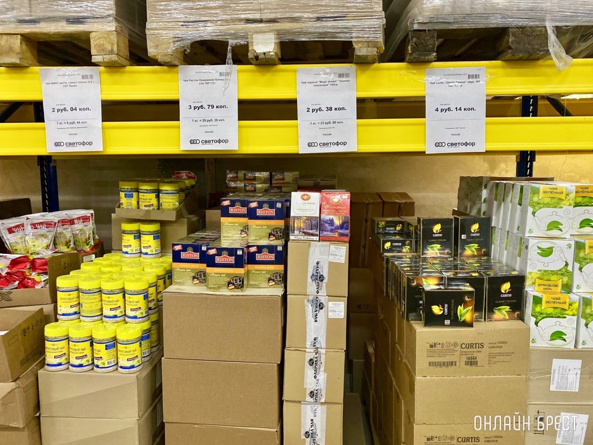 Школьная канцелярия, продукты, чаи/кофе и многое другое в жестком дискаунтере «Светофор» на Приграничной в Бресте. Фотообзор