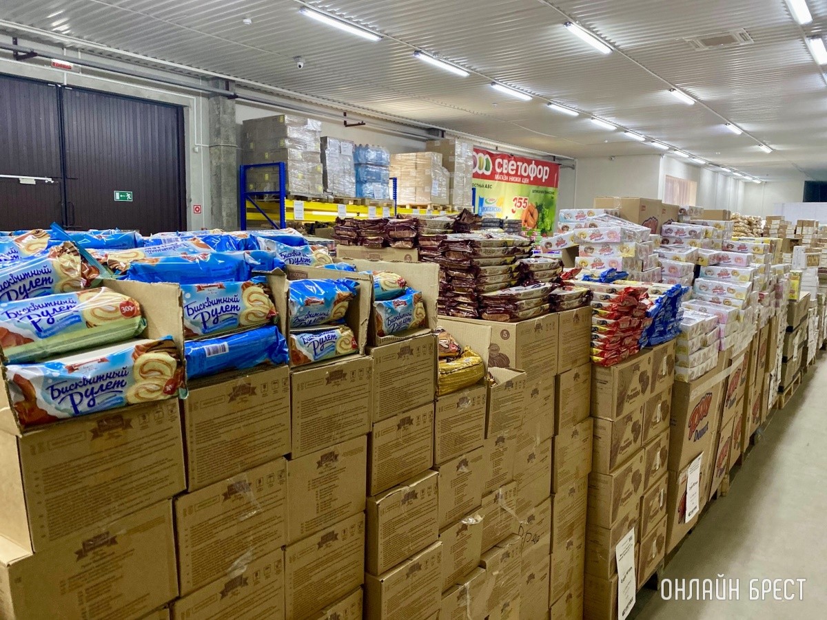 Школьная канцелярия, продукты, чаи/кофе и многое другое в жестком дискаунтере «Светофор» на Приграничной в Бресте. Фотообзор