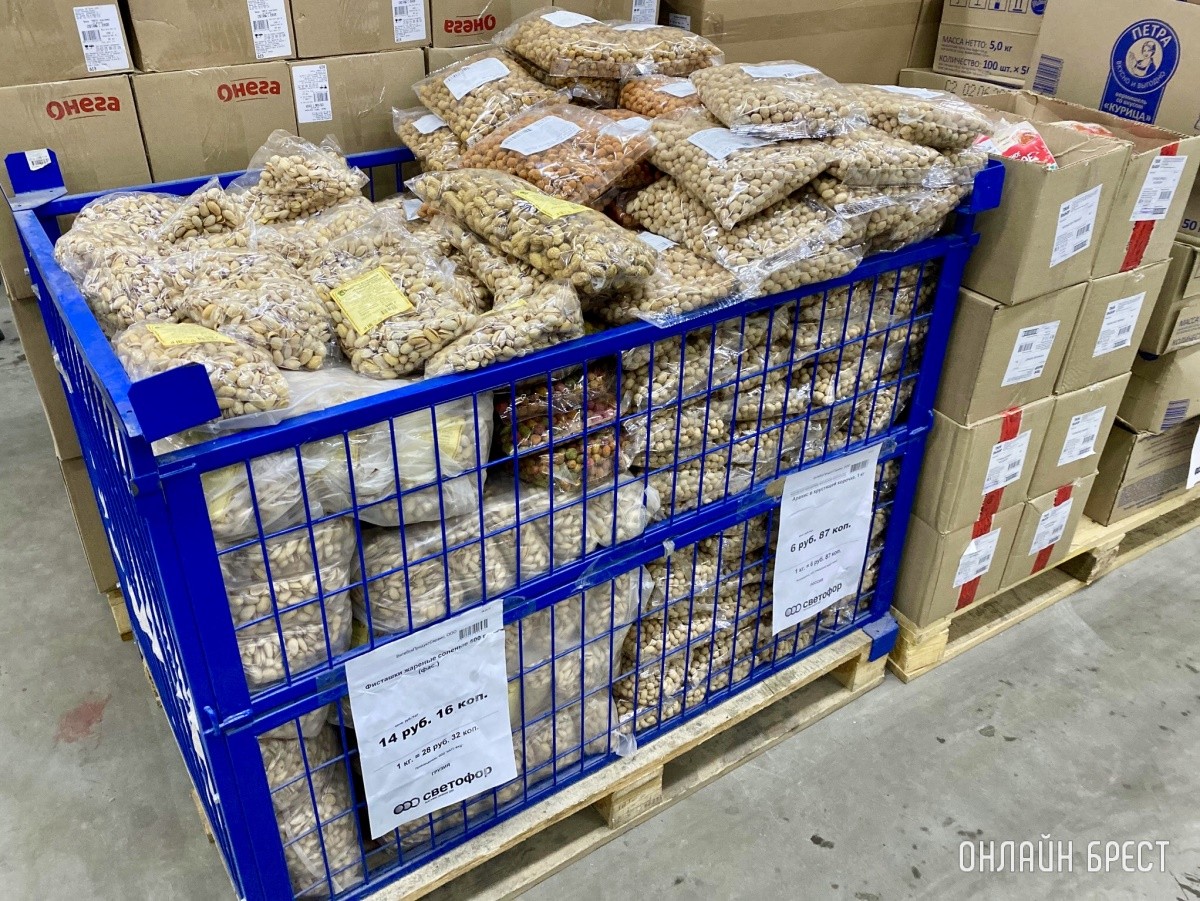 Школьная канцелярия, продукты, чаи/кофе и многое другое в жестком дискаунтере «Светофор» на Приграничной в Бресте. Фотообзор