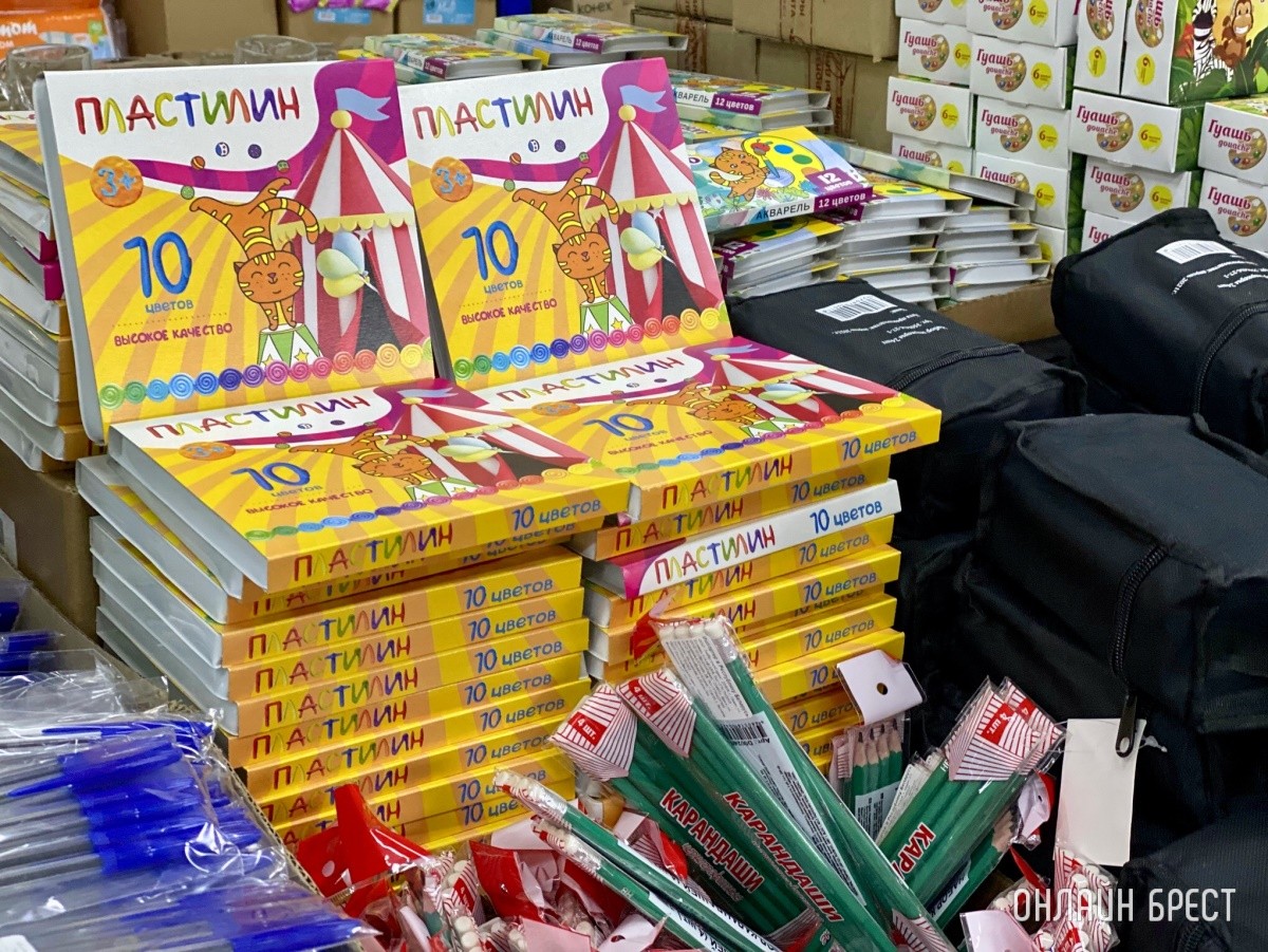 Школьная канцелярия, продукты, чаи/кофе и многое другое в жестком дискаунтере «Светофор» на Приграничной в Бресте. Фотообзор