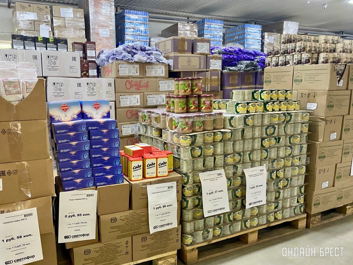 Школьная канцелярия, продукты, чаи/кофе и многое другое в жестком дискаунтере «Светофор» на Приграничной в Бресте. Фотообзор
