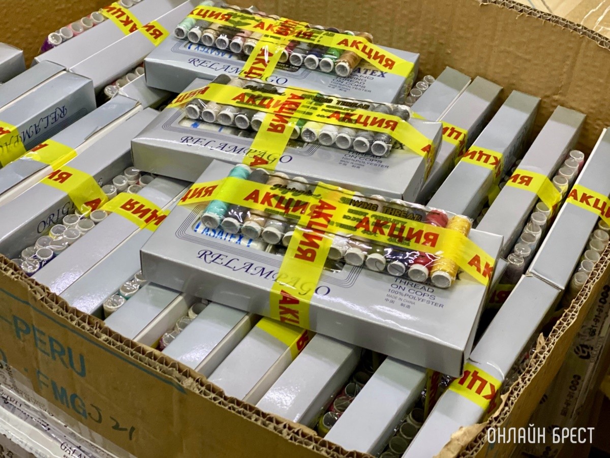 Школьная канцелярия, продукты, чаи/кофе и многое другое в жестком дискаунтере «Светофор» на Приграничной в Бресте. Фотообзор