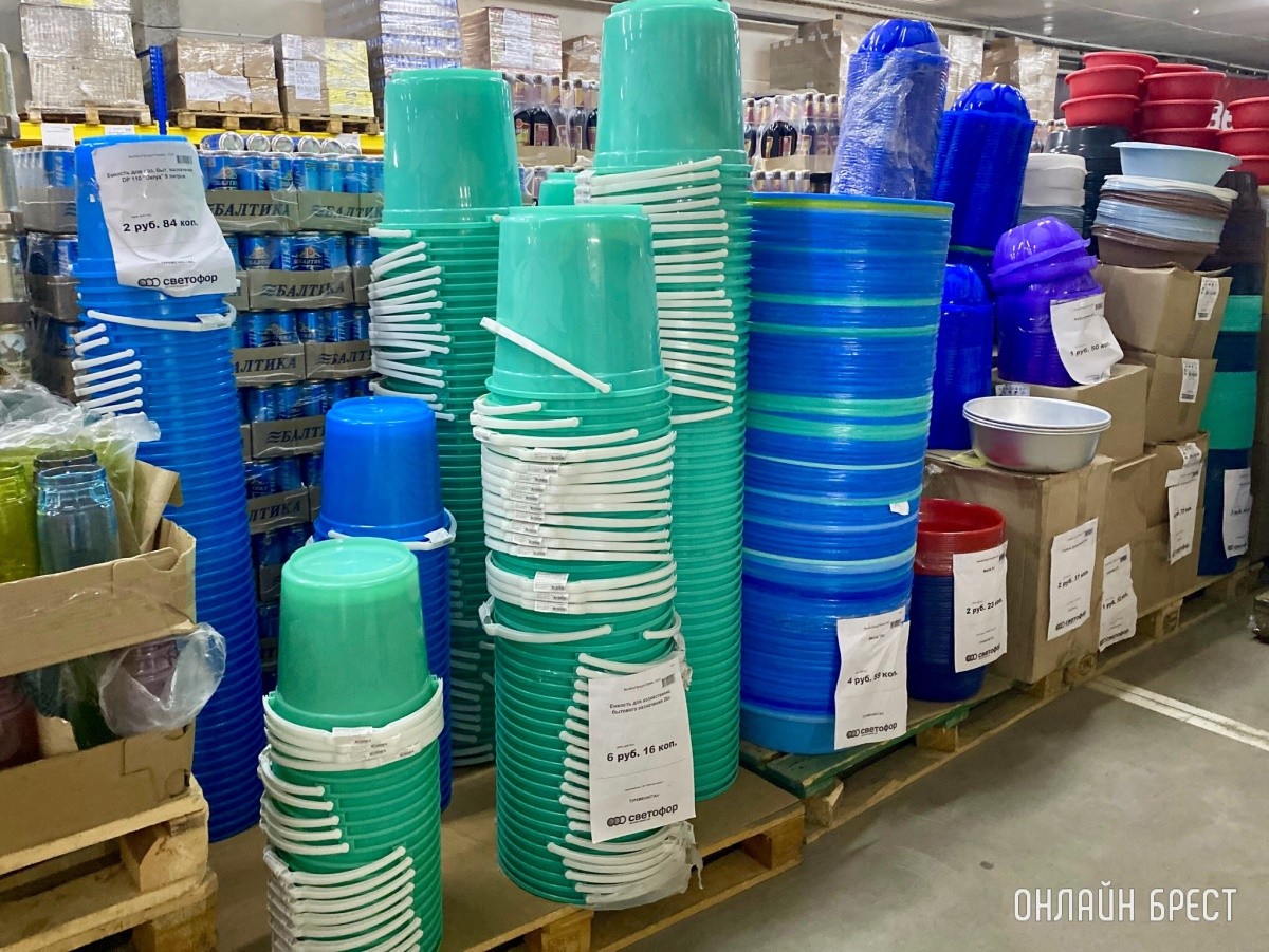 Школьная канцелярия, продукты, чаи/кофе и многое другое в жестком дискаунтере «Светофор» на Приграничной в Бресте. Фотообзор