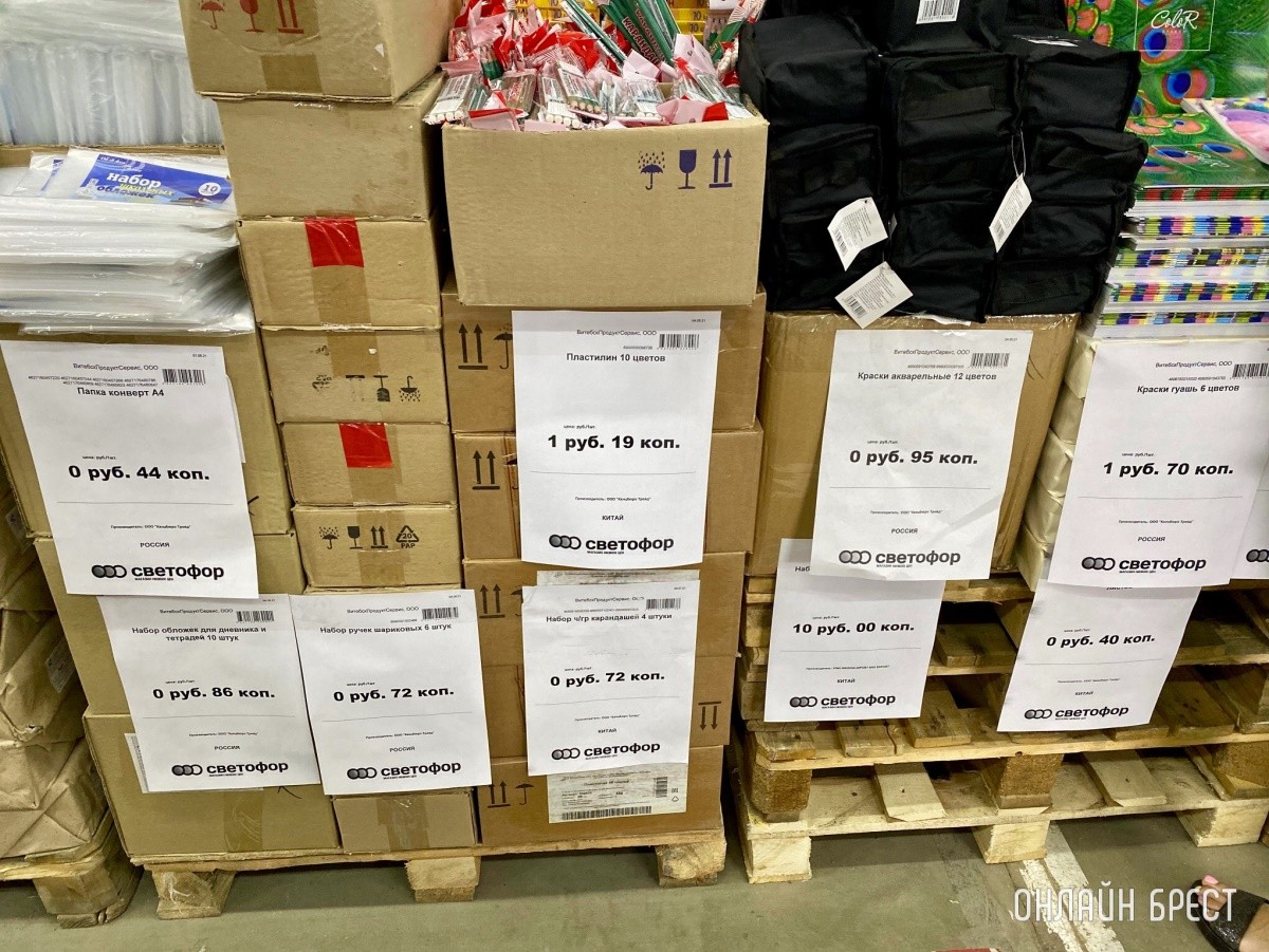 Школьная канцелярия, продукты, чаи/кофе и многое другое в жестком дискаунтере «Светофор» на Приграничной в Бресте. Фотообзор