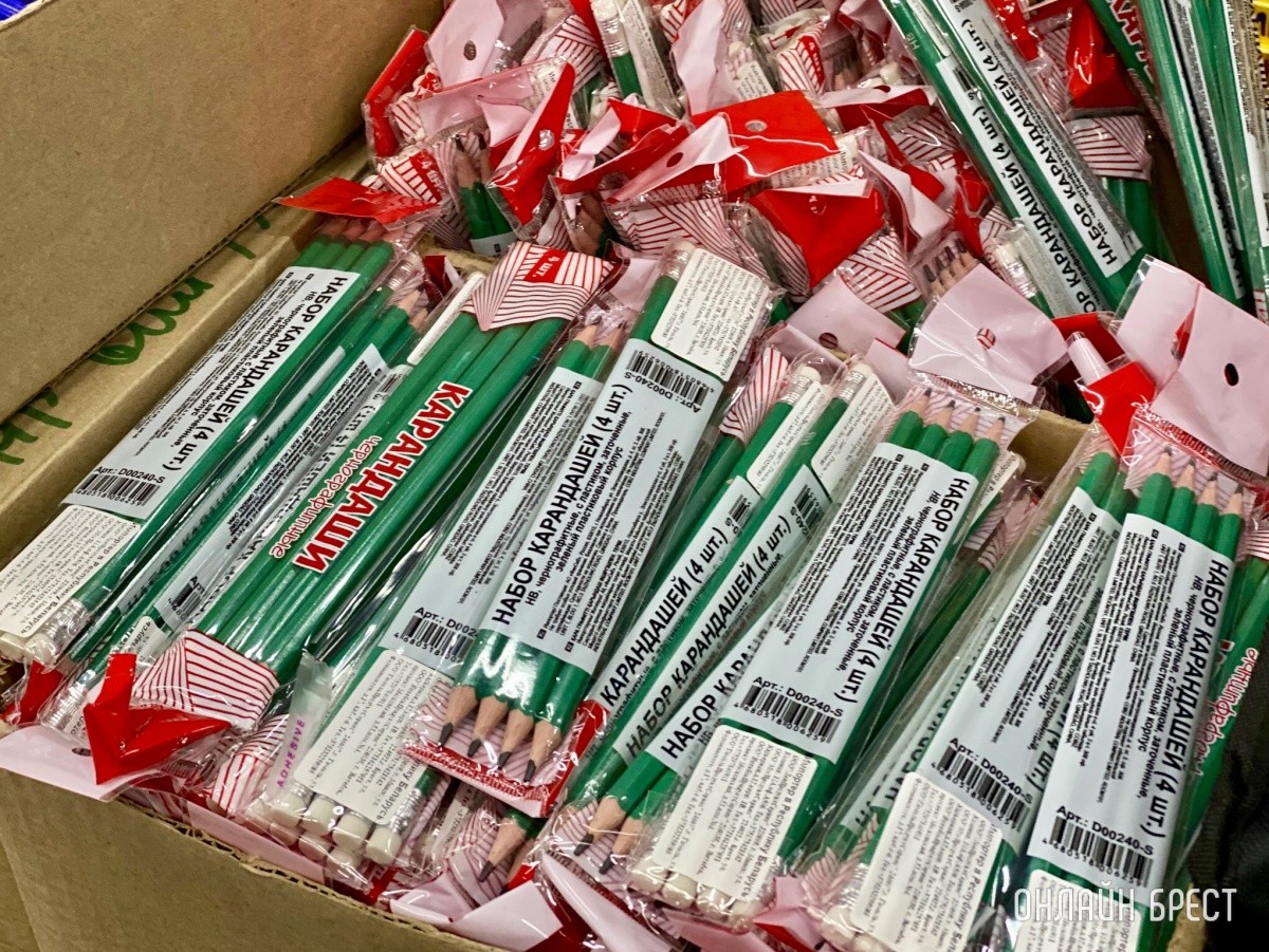 Школьная канцелярия, продукты, чаи/кофе и многое другое в жестком дискаунтере «Светофор» на Приграничной в Бресте. Фотообзор