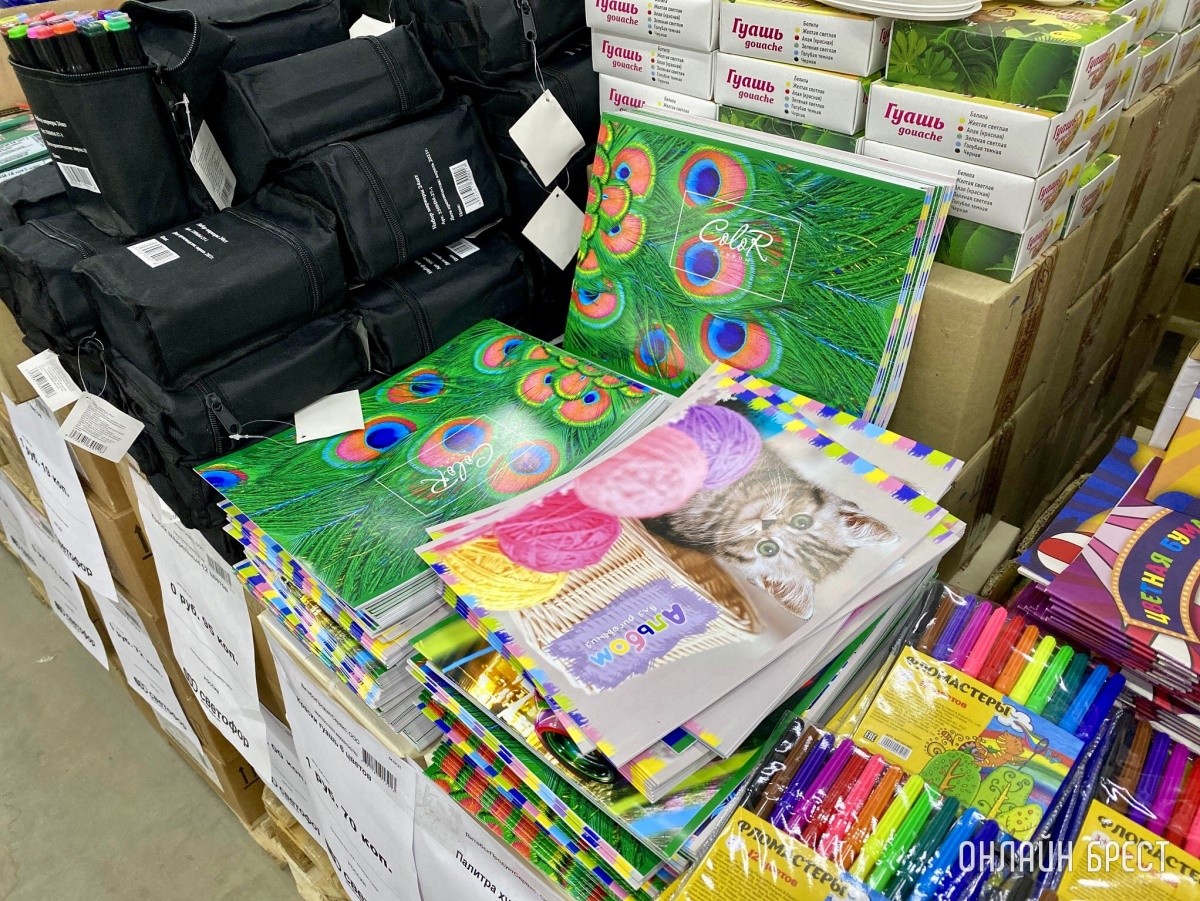 Школьная канцелярия, продукты, чаи/кофе и многое другое в жестком дискаунтере «Светофор» на Приграничной в Бресте. Фотообзор
