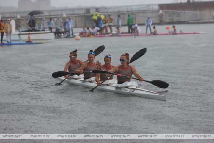 Женская байдарка-четверка выиграла серебро на дистанции 500 м в финале ОИ