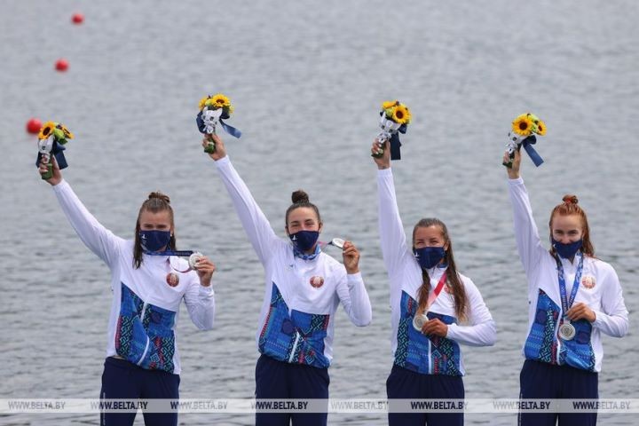 Женская байдарка-четверка выиграла серебро на дистанции 500 м в финале ОИ