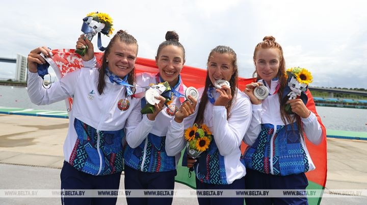 Женская байдарка-четверка выиграла серебро на дистанции 500 м в финале ОИ