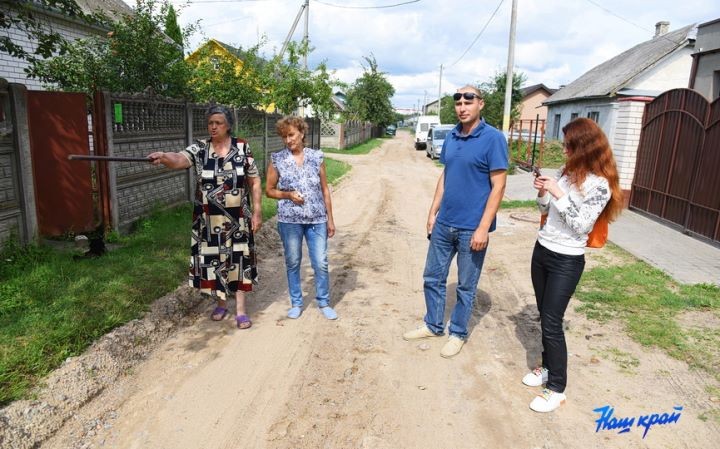 «Если слышим шум грейдера, выходим на улицу, чтобы остановить работу». Почему жители частного сектора в Барановичах не хотят пускать грейдеристов на свою улицу