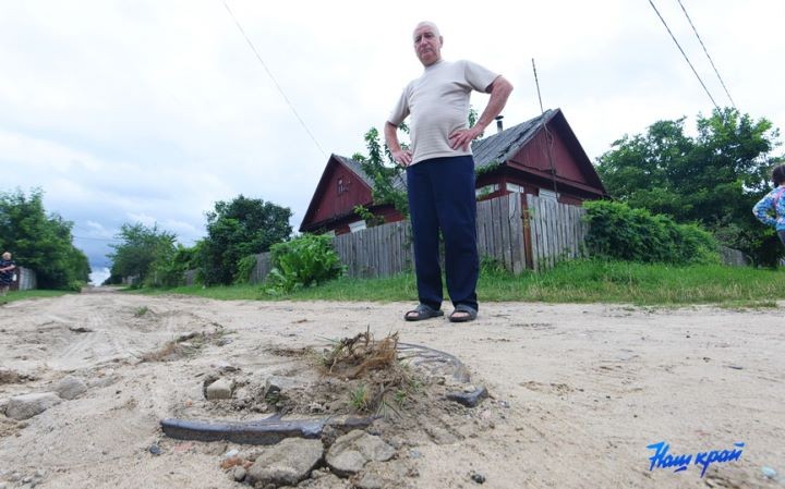 «Если слышим шум грейдера, выходим на улицу, чтобы остановить работу». Почему жители частного сектора в Барановичах не хотят пускать грейдеристов на свою улицу