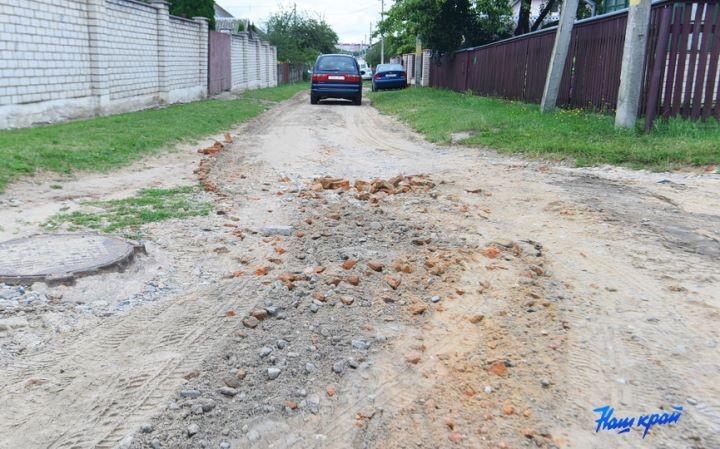 «Если слышим шум грейдера, выходим на улицу, чтобы остановить работу». Почему жители частного сектора в Барановичах не хотят пускать грейдеристов на свою улицу