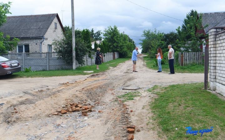 «Если слышим шум грейдера, выходим на улицу, чтобы остановить работу». Почему жители частного сектора в Барановичах не хотят пускать грейдеристов на свою улицу