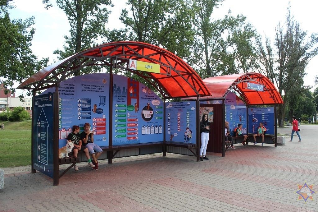 В Бресте появилась остановка общественного транспорта в стиле МЧС