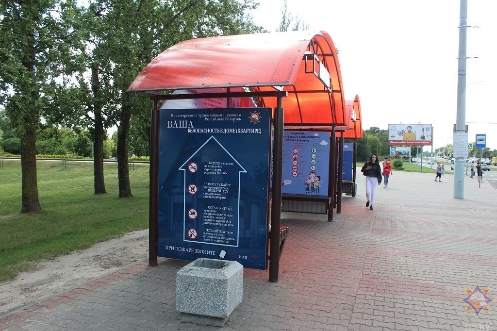 В Бресте появилась остановка общественного транспорта в стиле МЧС