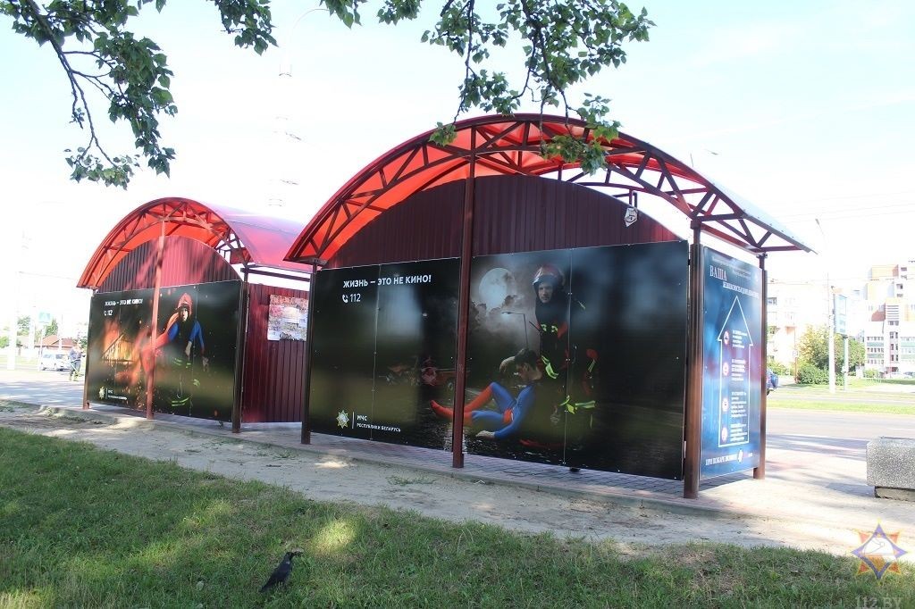 В Бресте появилась остановка общественного транспорта в стиле МЧС