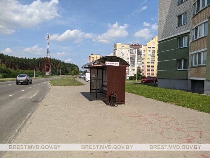 В Пинске двое парней повредили автобусную остановку