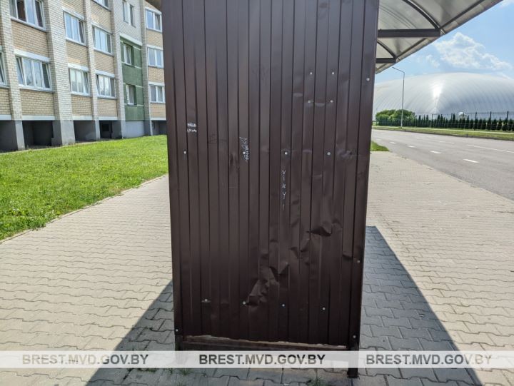 В Пинске двое парней повредили автобусную остановку