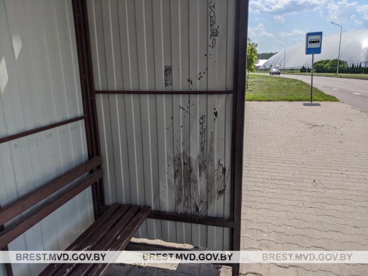 В Пинске двое парней повредили автобусную остановку