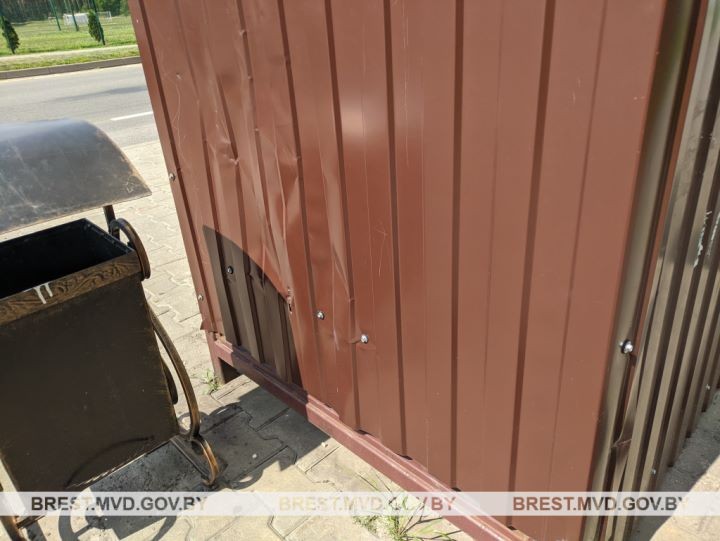 В Пинске двое парней повредили автобусную остановку