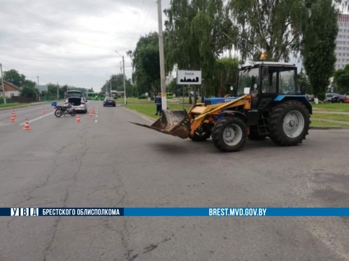 В Пинске тракторист сбил мотоциклиста