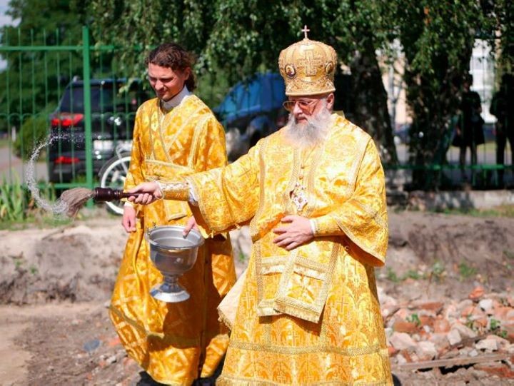 8 августа архиепископ Брестский и Кобринский Иоанн совершен чин освящения места для строительства Воскресной школы при храме Рождества Христова в Кобрине