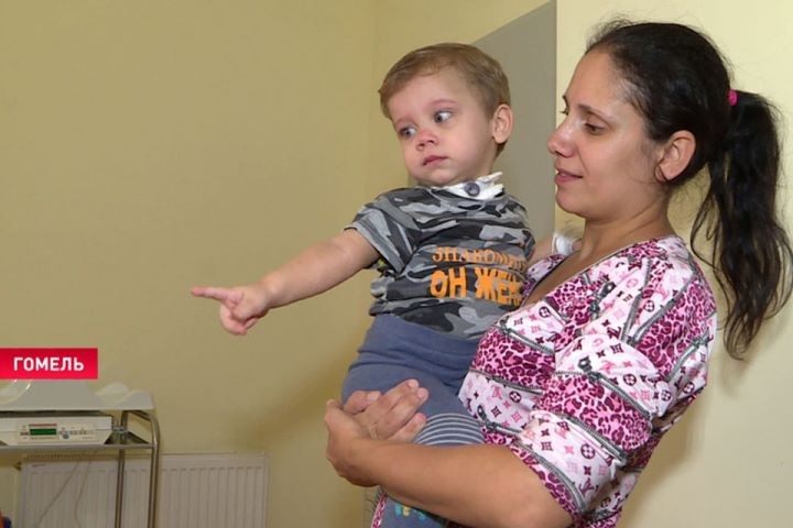Упавший с 8 этажа ребенок в Гомеле спустя три недели начал бегать. Фото: скриншот видео СТВ