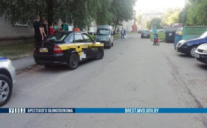 Таксист сбил 9-летнюю девочку во дворе дома в Барановичах