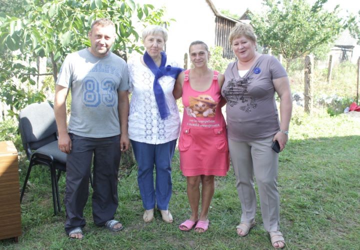 Помощь многодетной семье из Лунинецкого района, которая осталась без дома