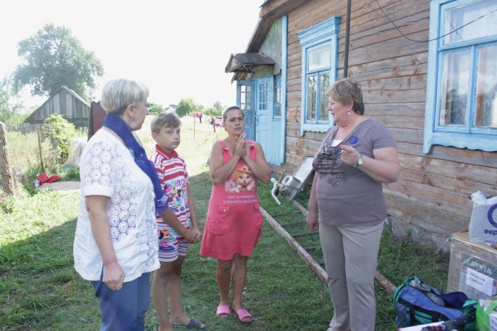 Помощь многодетной семье из Лунинецкого района, которая осталась без дома