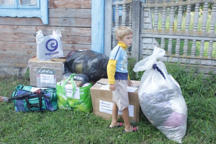 Помощь многодетной семье из Лунинецкого района, которая осталась без дома