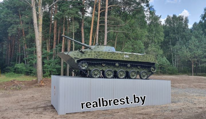 Две боевые машины появились на трассе Р-94 перед въездом на полигон «Брестский».