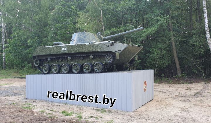 Две боевые машины появились на трассе Р-94 перед въездом на полигон «Брестский».