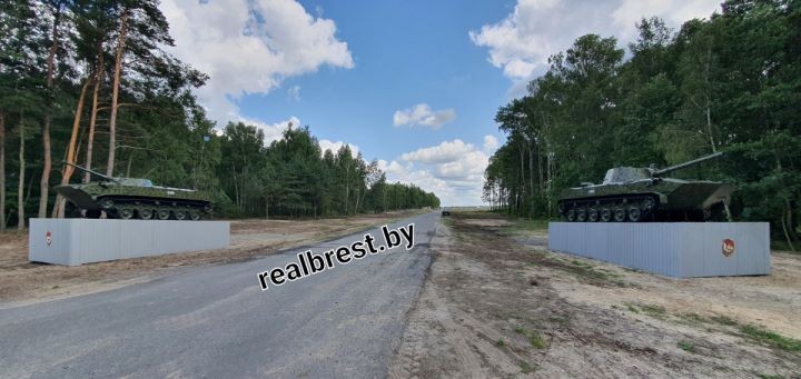 Две боевые машины появились на трассе Р-94 перед въездом на полигон «Брестский».