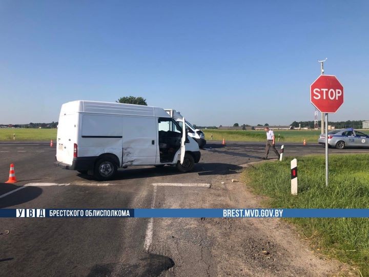 Два Форда Транзит столкнулись на трассе в Дрогичинском районе