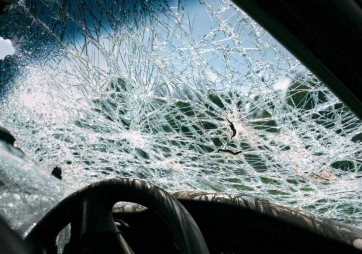 Пинчанин прыгал по крыше авто, разбил лобовое стекло, а потом оказался в реанимации