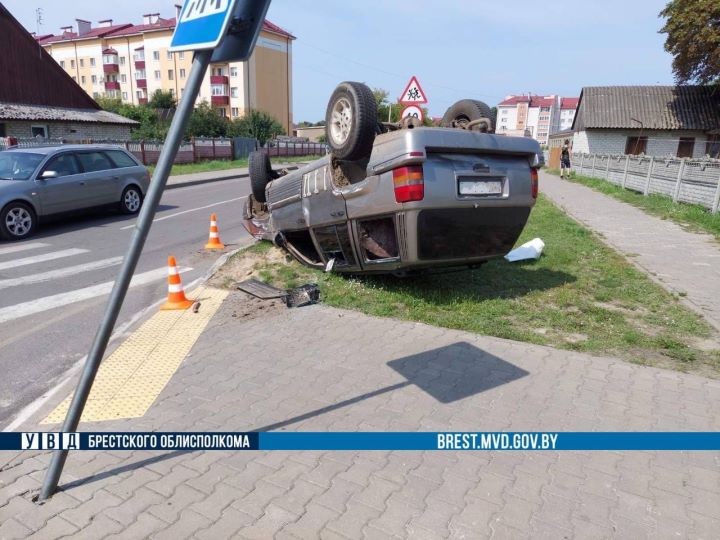 В Малорите машина оказалась на крыше после ДТП