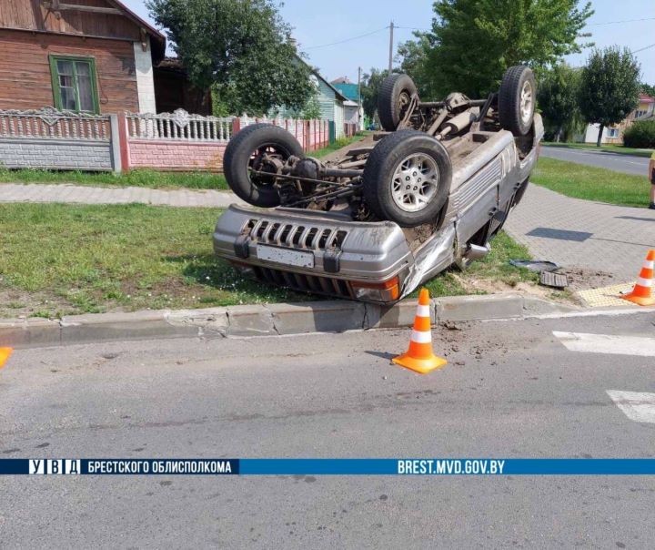 В Малорите машина оказалась на крыше после ДТП