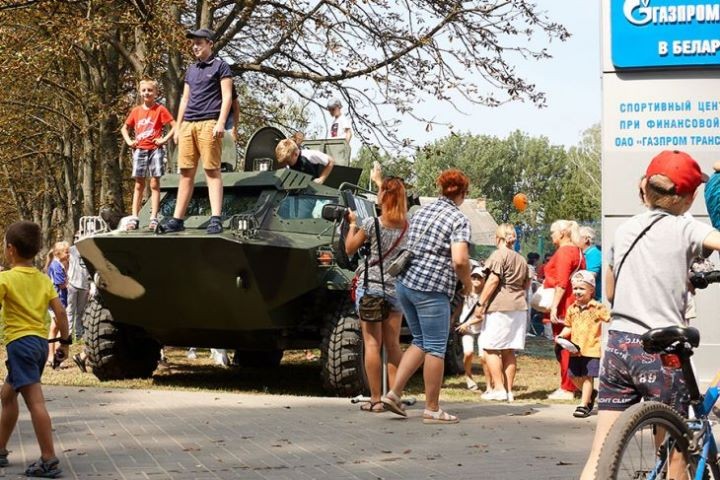 Военная техника, беспилотники и ретро-автомобили: Кобрин отметил день ВВС