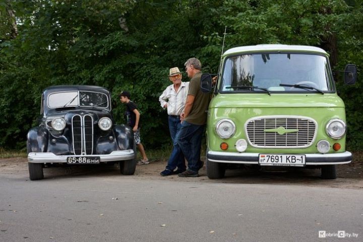 Военная техника, беспилотники и ретро-автомобили: Кобрин отметил день ВВС