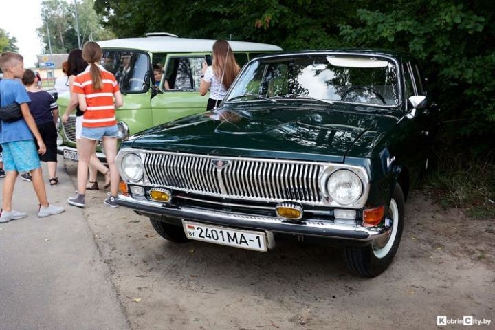 Военная техника, беспилотники и ретро-автомобили: Кобрин отметил день ВВС