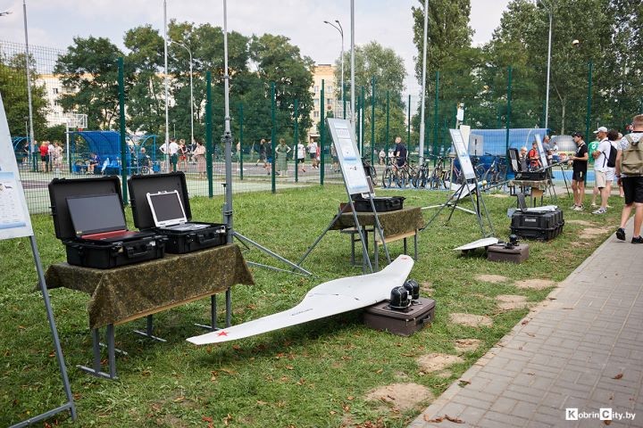 Военная техника, беспилотники и ретро-автомобили: Кобрин отметил день ВВС
