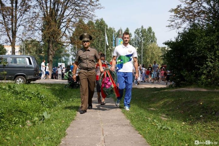 Военная техника, беспилотники и ретро-автомобили: Кобрин отметил день ВВС
