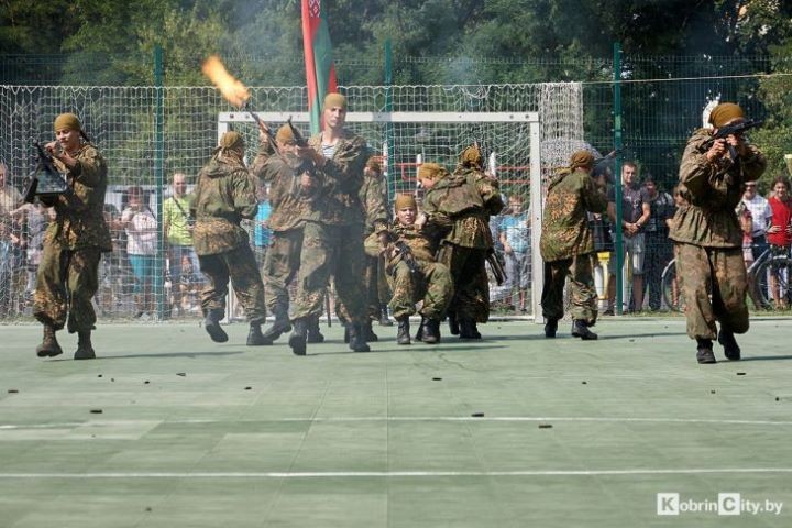 Военная техника, беспилотники и ретро-автомобили: Кобрин отметил день ВВС