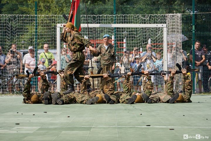 Военная техника, беспилотники и ретро-автомобили: Кобрин отметил день ВВС