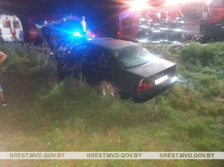 Volvo - налево, BMW - направо. В Пинске столкнулись две легковушки и съехали в кювет