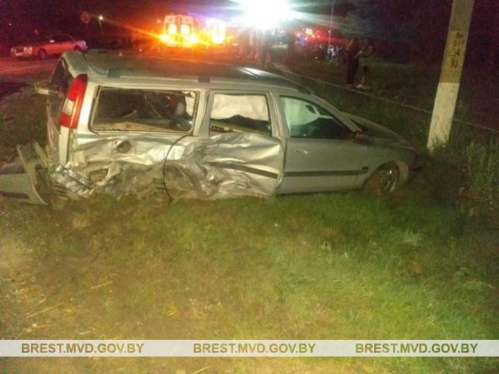 Volvo - налево, BMW - направо. В Пинске столкнулись две легковушки и съехали в кювет