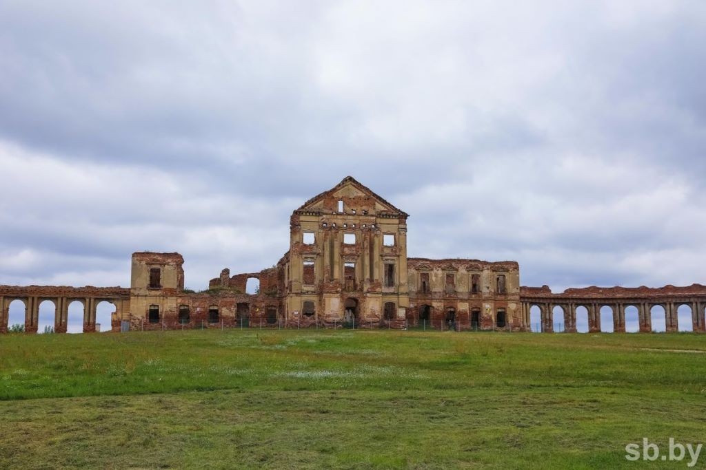 Посмотрите, как идет реставрация восточного корпуса дворца Сапегов. Главный корпус и аркады – в ожидании консервации