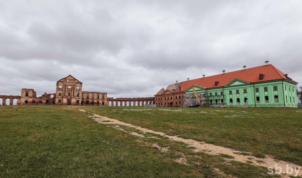 Посмотрите, как идет реставрация восточного корпуса дворца Сапегов. Главный корпус и аркады – в ожидании консервации