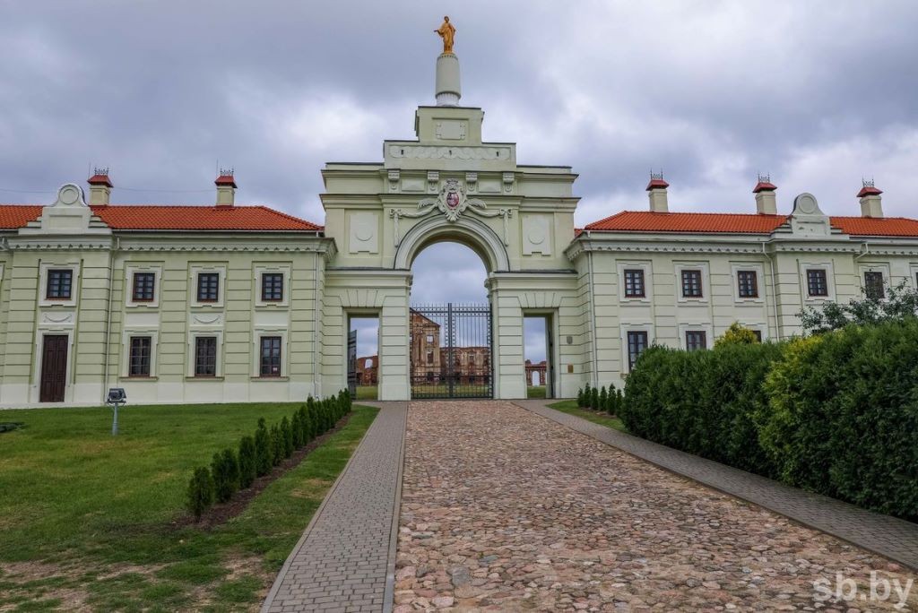 Посмотрите, как идет реставрация восточного корпуса дворца Сапегов. Главный корпус и аркады – в ожидании консервации